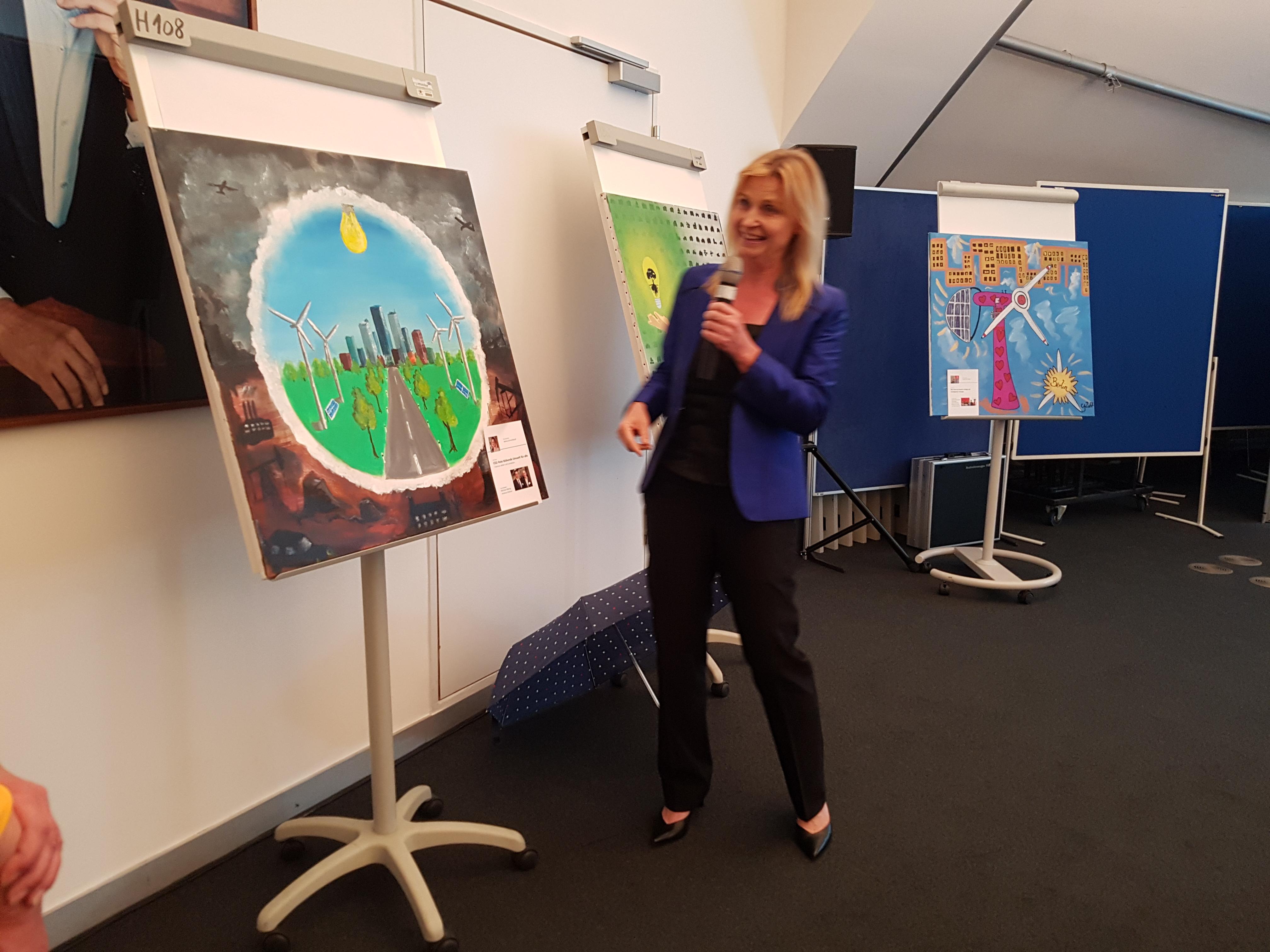 Dr. Maria Reinisch stellt ein Energiewende-Gemälde vor