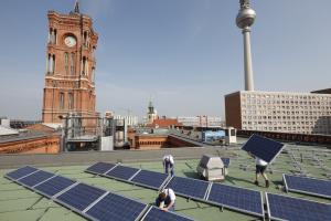 Installation einer PV-Anlage auf dem Roten Rathaus in Berlin