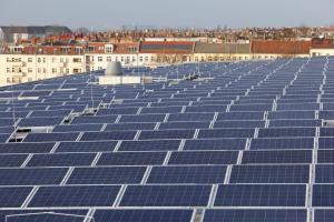 PV-Anlage auf dem Dach der Max-Schmeling-Halle in Berlin