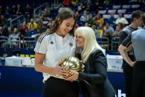 Iris Spranger übergibt goldenen Ball an Leoni Kreyenfeld