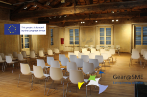 Raum mit Stühlen und Logo der Europäischen Union und des Projekts Gear@SME integriert