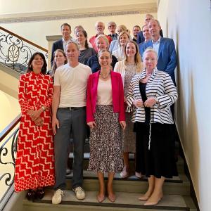 Gruppenfoto der Mitglieder des Klimaschutzrates auf einer Treppe