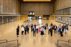 Gruppenfoto in der ehemaligen Wartehalle des Flughafens