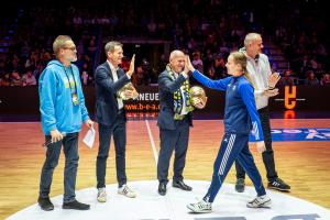 Basketballspielerin klatscht Regierenden Bürgermeister Wegner ab