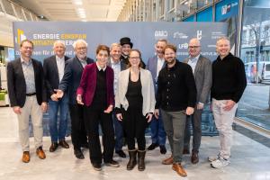 Gruppenbild vor EEIB Pressewand