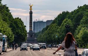 Frau fährt auf dem Fahrrad in Richtung Siegessäule