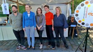 Senatorin Manja Schreiner mit BEA-Team am Infostand 