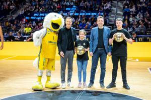 V.l.n.r. Albatros, Michael Geißler (BEA), Felicitas Schroth, Rayk Lehmann (Charlottenburger Baugenossenschaft), Mert Alyaydin