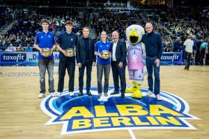 v.l.n.r.: Fin Borcanowski, Sancho Paul Del Pino Kruse, Michael Geißler (Geschäftsführer der Berliner Energieagentur), Kai Wegner (Regierender Bürgermeister von Berlin), Henning Harnisch (Vizepräsident ALBA Berlin)