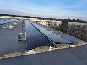 PV-Anlage auf einem Wohnkomplex der Ludwigsfelder Wohnungsgenossenschaft.