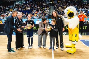 Überreichung der Golden Bälle mit Albatross Maskottchen