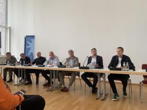 Bild der Diskussionsteilnehmer auf dem Podium