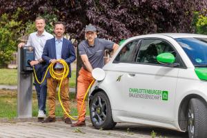 E-Ladesäule mit E-Auto