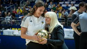 Iris Spranger übergibt goldenen Ball an Leoni Kreyenfeld