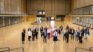 Gruppenfoto in der ehemaligen Wartehalle des Flughafens