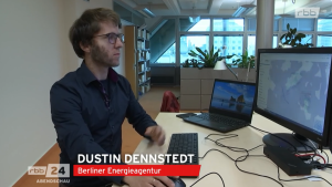 BEA-Mitarbeiter Dustin Dennstedt erläutert den Energieatlas