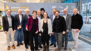 Gruppenbild vor EEIB Pressewand