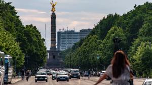 Frau fährt auf dem Fahrrad in Richtung Siegessäule