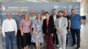 Bild von links: Michael Sommer (Caritas Berlin), Dr. Michael Peters (HWK Berlin), Julia Marzcuk (Haus und Grund Berlin), Bert Breuel (GASAG), Cornelia Piekarski (Caritas Berlin), René Wrobel (Vattenfall Wärme Berlin), Mechthild Zumbusch (Berliner Energieagentur), Andreas Kubala (IHK Berlin), Thomas Herzog ( BAUinfo Berlin), Christian Kuschel (Vattenfall Wärme Berlin), Alain Rappsilber (Schornsteinfeger Innung Berlin)