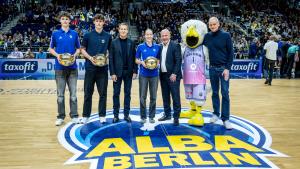 v.l.n.r.: Fin Borcanowski, Sancho Paul Del Pino Kruse, Michael Geißler (Geschäftsführer der Berliner Energieagentur), Kai Wegner (Regierender Bürgermeister von Berlin), Henning Harnisch (Vizepräsident ALBA Berlin)