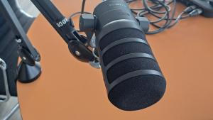 Ein Podcast-Mikrofon steht auf einem Tisch der Berliner Energieagentur. Copyright: BEA.