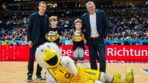 BEA-Geschäftsführer Michael Geißler, die Kiezcamp-Gewinner Leo und Fritz, "Charlotte"-Vorstand Dirk Enzesberger und der Albatros auf dem Spielfeld von ALBA Berlin. Foto: Tilo Wiedensohler