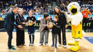Überreichung der Golden Bälle mit Albatross Maskottchen
