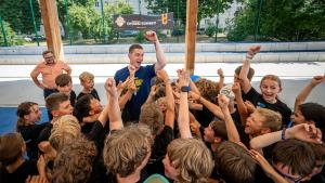 Kinder jubeln mit ihrem Trainer