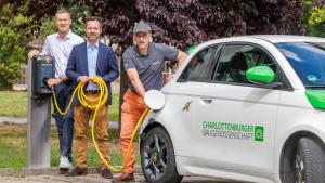 E-Ladesäule mit E-Auto