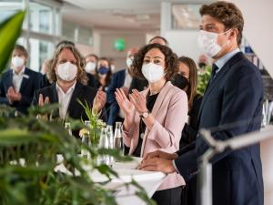 Staatssekretär Rickerts, Wirtschaftssenatorin Pop und IHK-Präsident Girl bei der BEA-Büroeröffnung