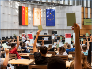 Das Jugendparlament bei der Arbeit