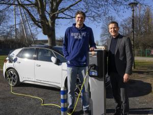 Ben Lammers und Michael Geißler vor Ladesäule 