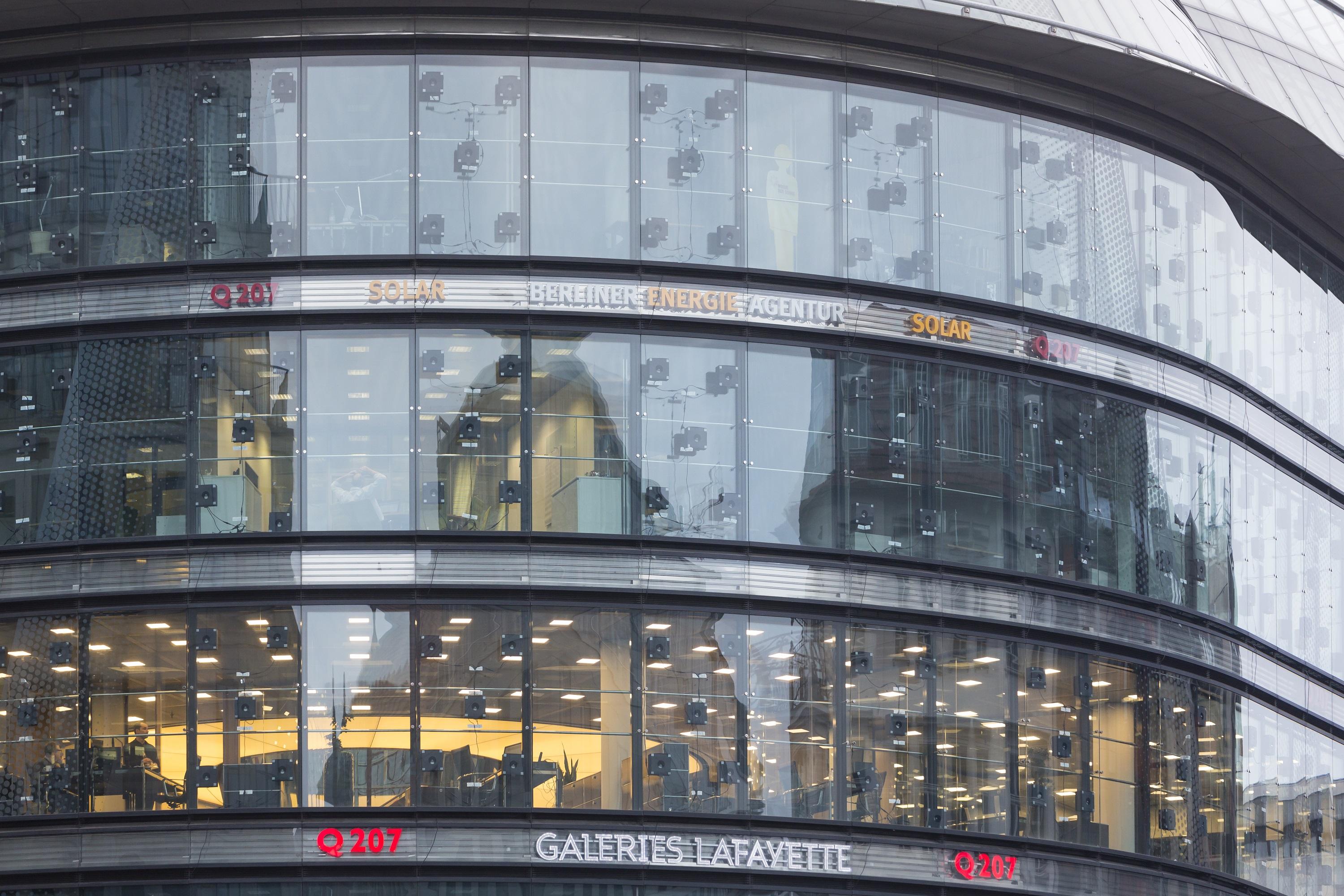 Die Büroräume der BEA auf der Galeries Lafayette in der Mitte Berlins Aussenfassade des Q207, dem Sitz der Berliner Energieagentur