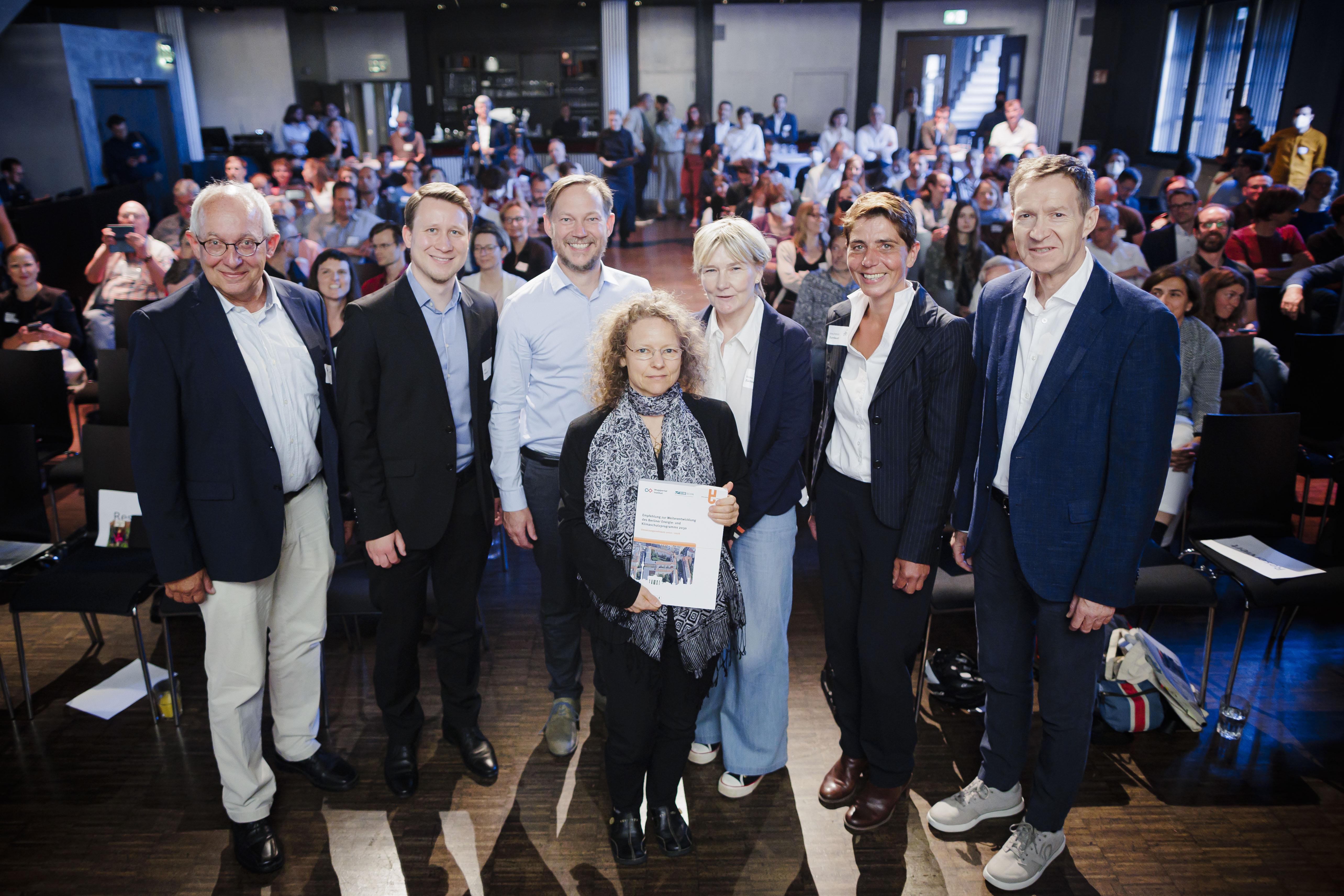 Gruppenbild zur Übergabe des Berichts an Staastsekretärin Dr. Silke Karcher, Foto: Thomas Trutschel/photothek.de