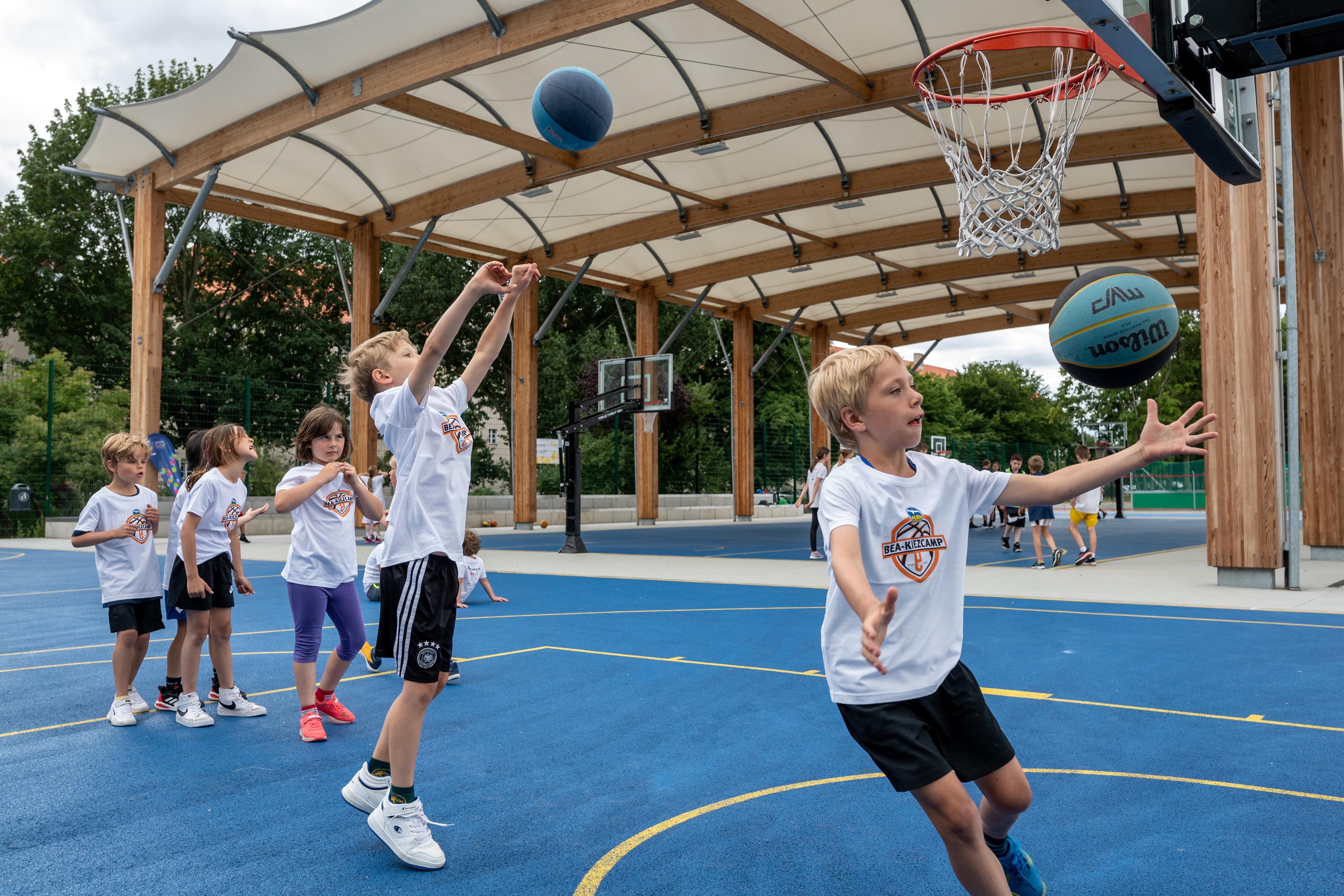 Körbewerfen auf dem Freiplatz