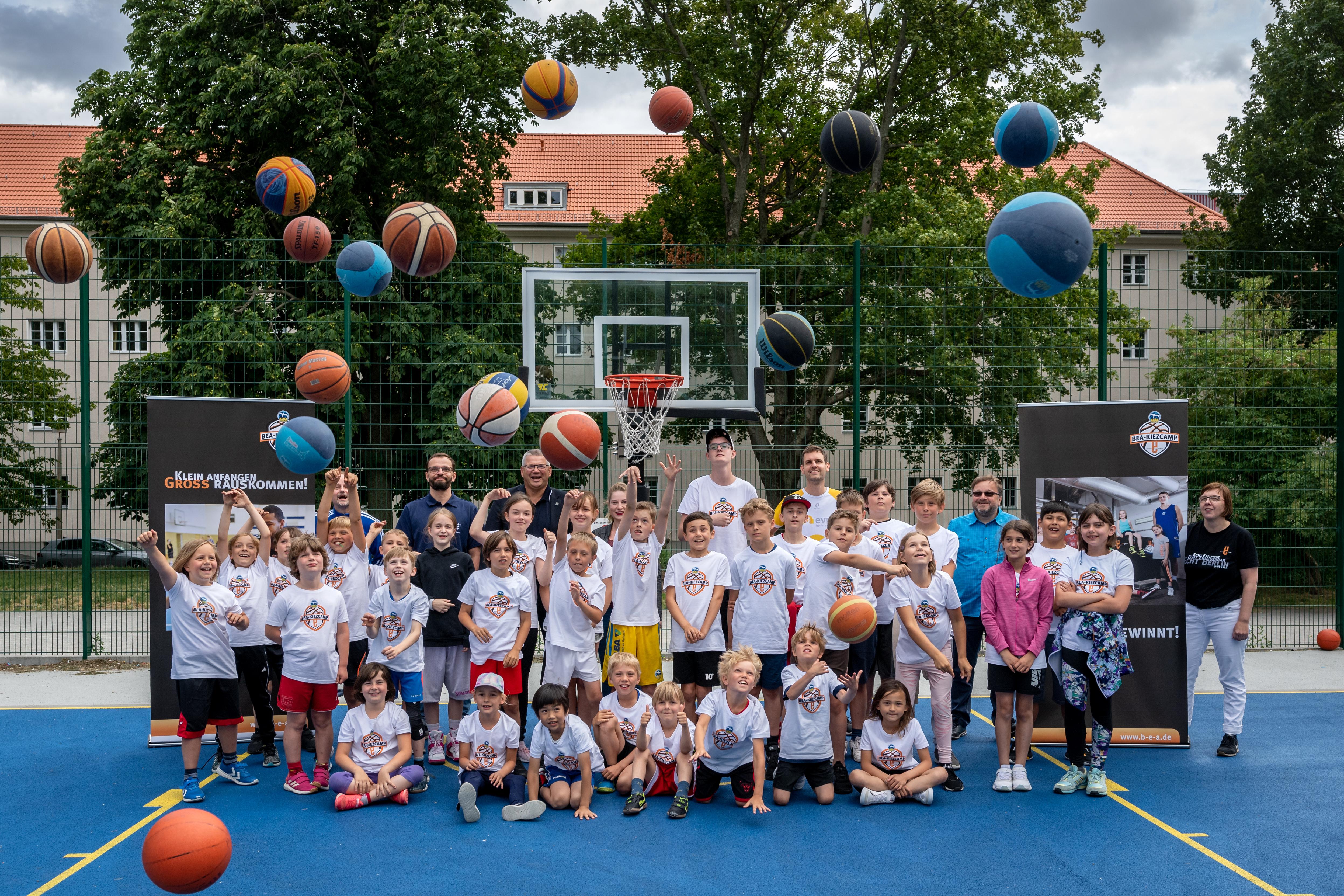 Gruppenbild der Teilnehmer:innen des BEA-Sommer_Kiezcamps 2022