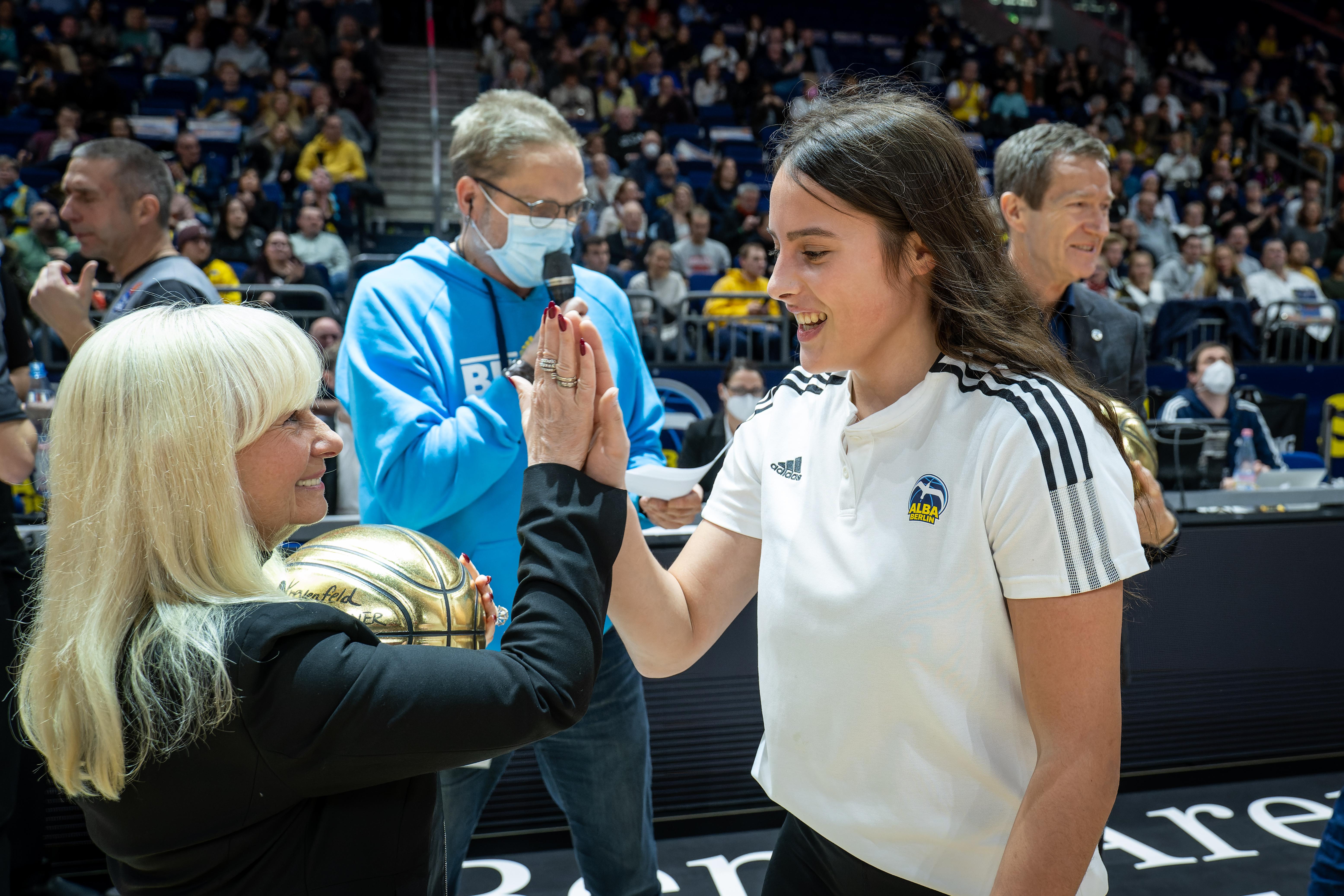 Iris Spranger gibt Leoni Kreyenfeld High Five