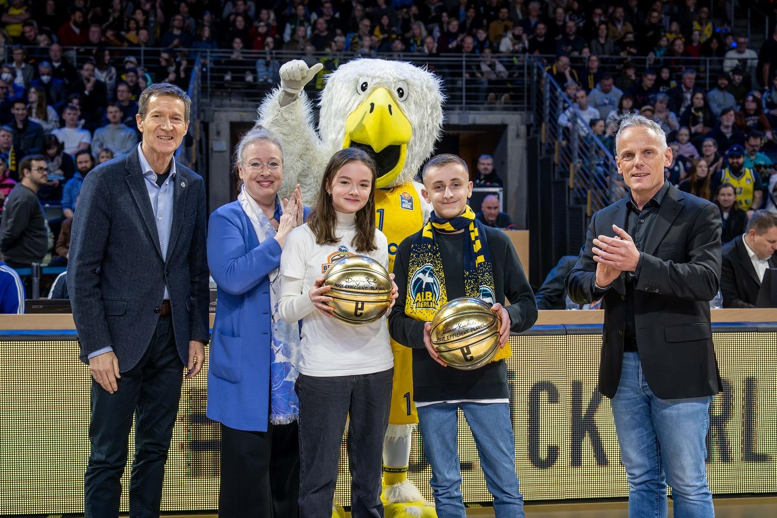 Verleihung der Goldenen Bälle. Von li. nach re.: Michael Geißler, Maren Kern, Darja, Adriano, Tino Schopf. 