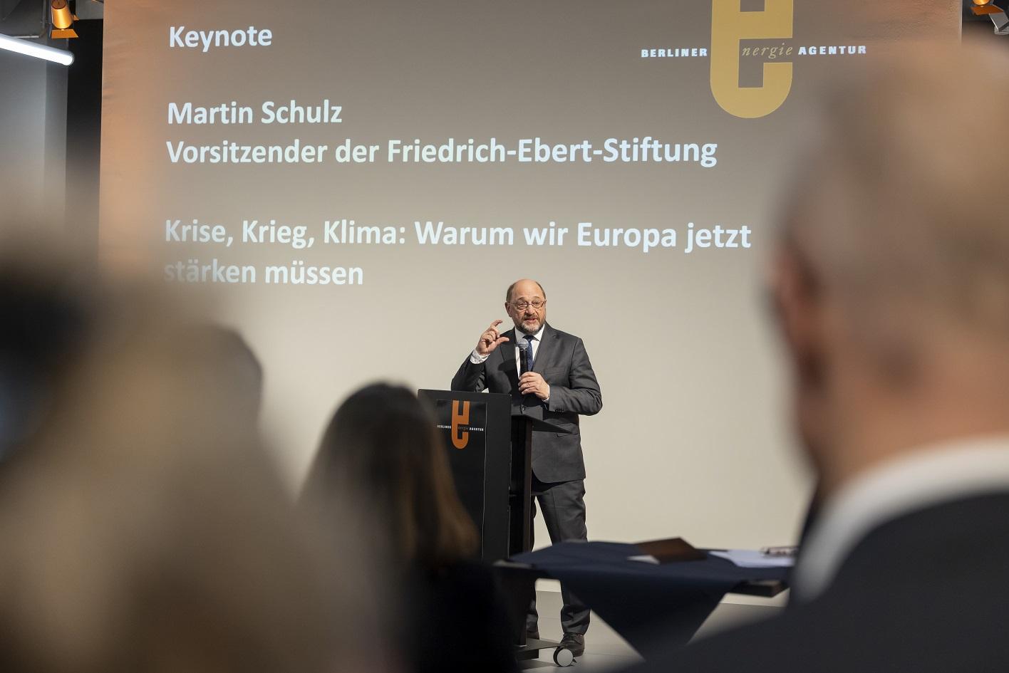 Martin Schulz, Vorsitzender der Friedrich-Ebert-Stiftung (FES) auf der Bühne.