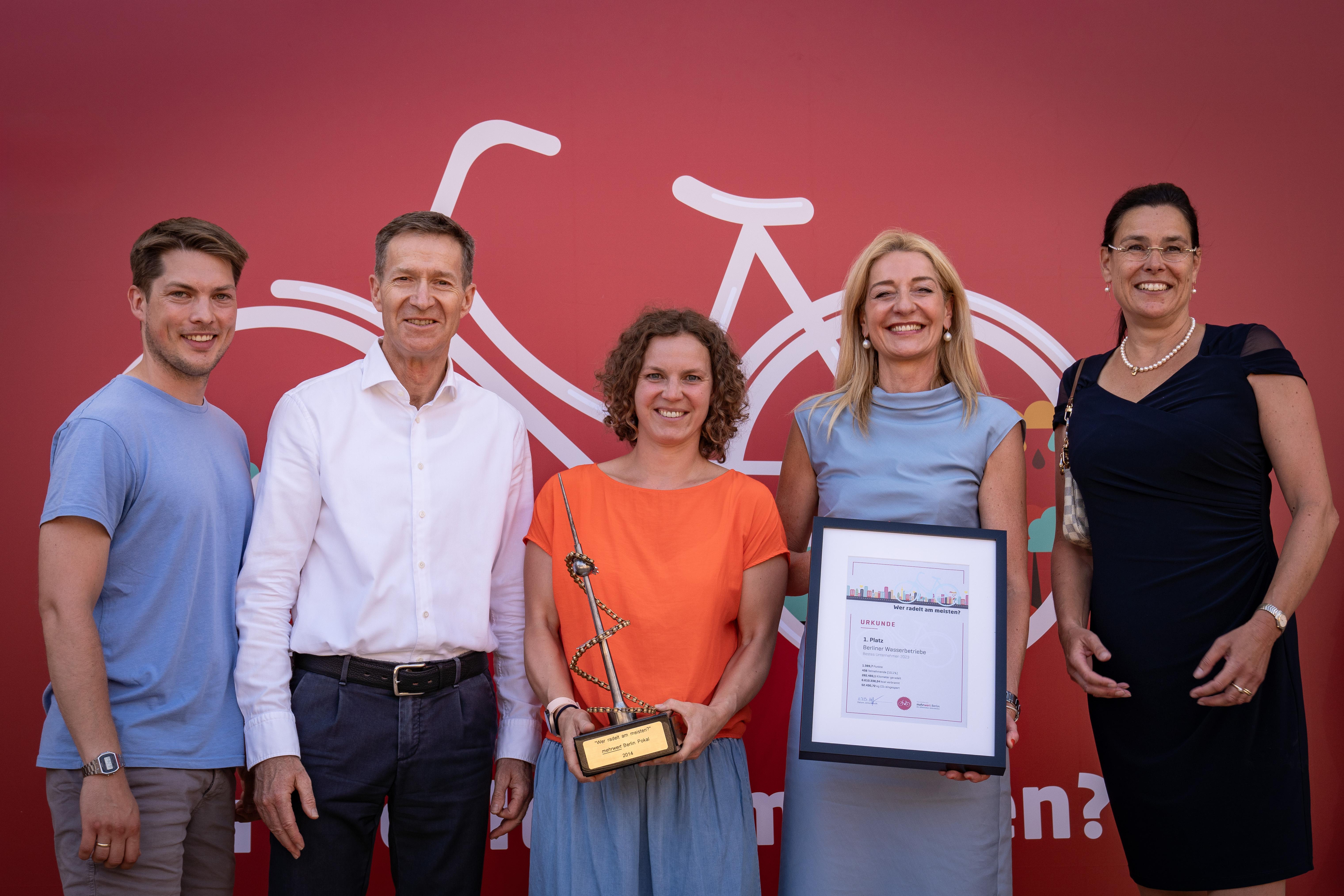 Natascha Klimek und Michael Geißler mit dem Gewinner-Team der Berliner Wasserbetriebe