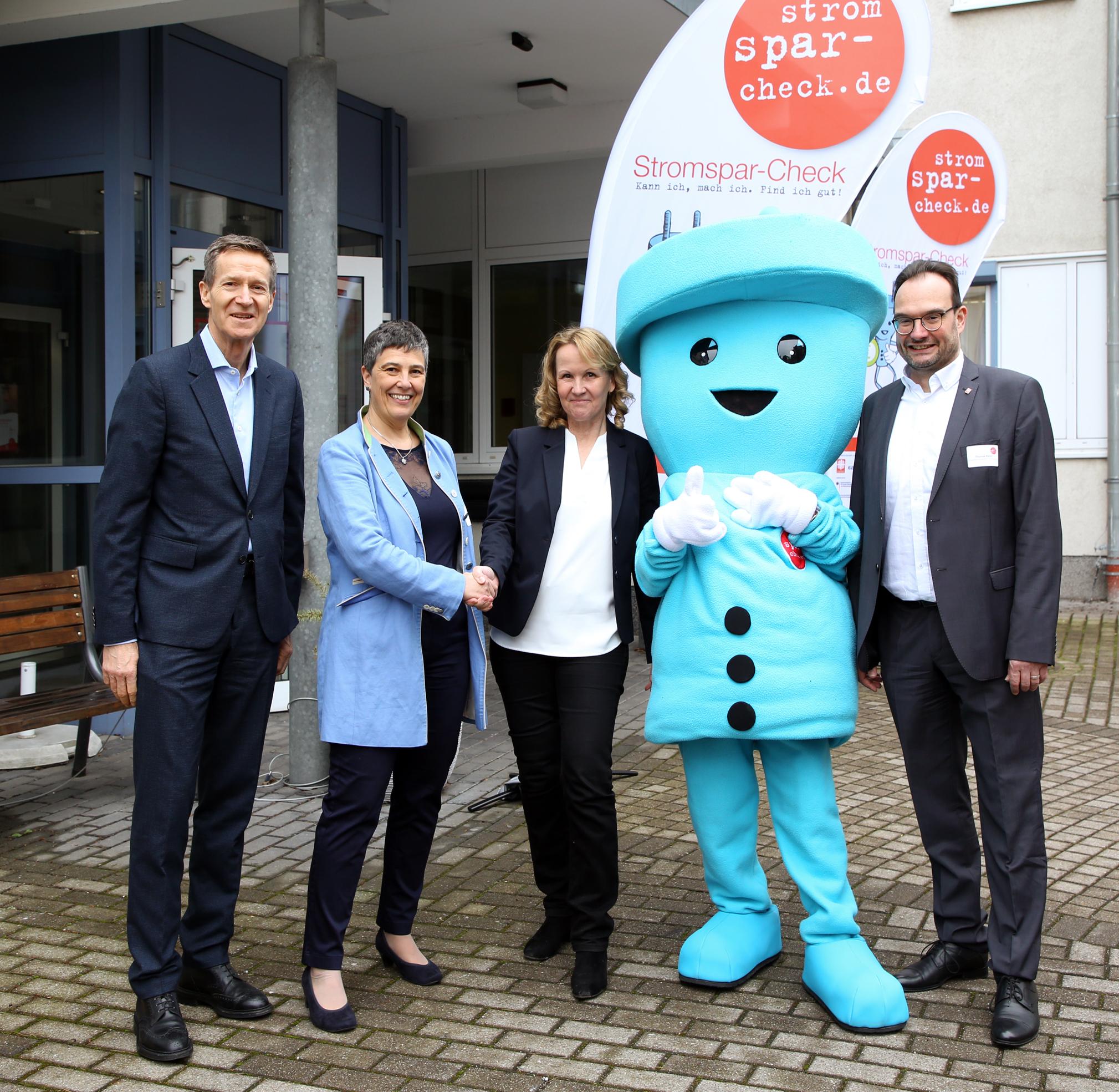 Gruppenfoto mit Bundesverbraucherschutzministerin Steffi Lemke