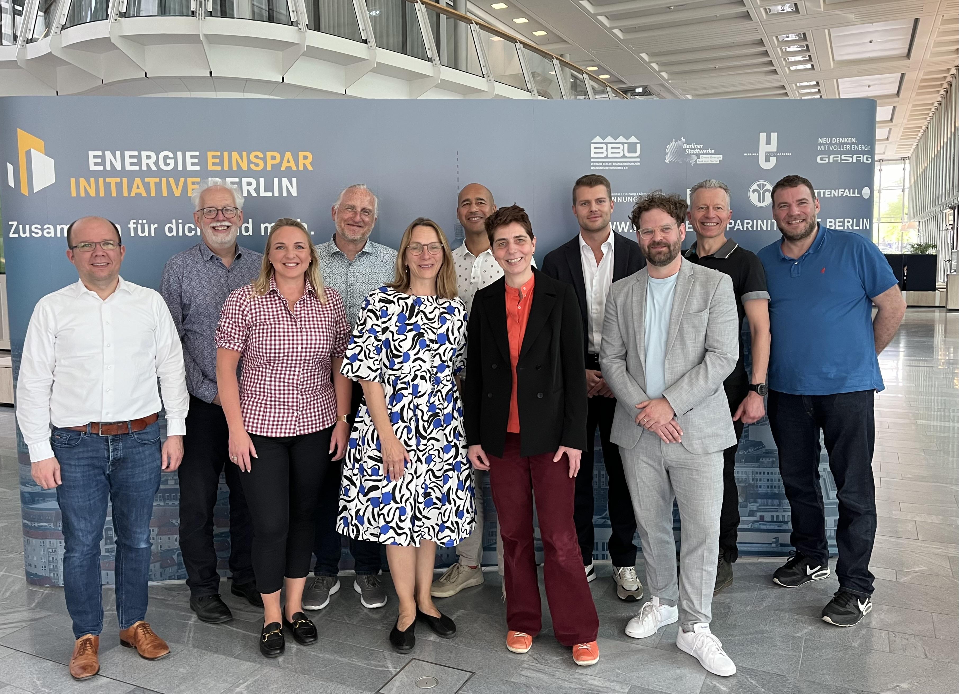 Bild von links: Michael Sommer (Caritas Berlin), Dr. Michael Peters (HWK Berlin), Julia Marzcuk (Haus und Grund Berlin), Bert Breuel (GASAG), Cornelia Piekarski (Caritas Berlin), René Wrobel (Vattenfall Wärme Berlin), Mechthild Zumbusch (Berliner Energieagentur), Andreas Kubala (IHK Berlin), Thomas Herzog ( BAUinfo Berlin), Christian Kuschel (Vattenfall Wärme Berlin), Alain Rappsilber (Schornsteinfeger Innung Berlin)