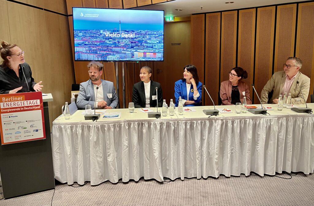V.l.n.r.: Anja Engelmohr, Thomas Herzog, Jessica Stritter, Staatssekretärin Britta Behrendt, Susanne Huneke, Dr. Jörg Lippert