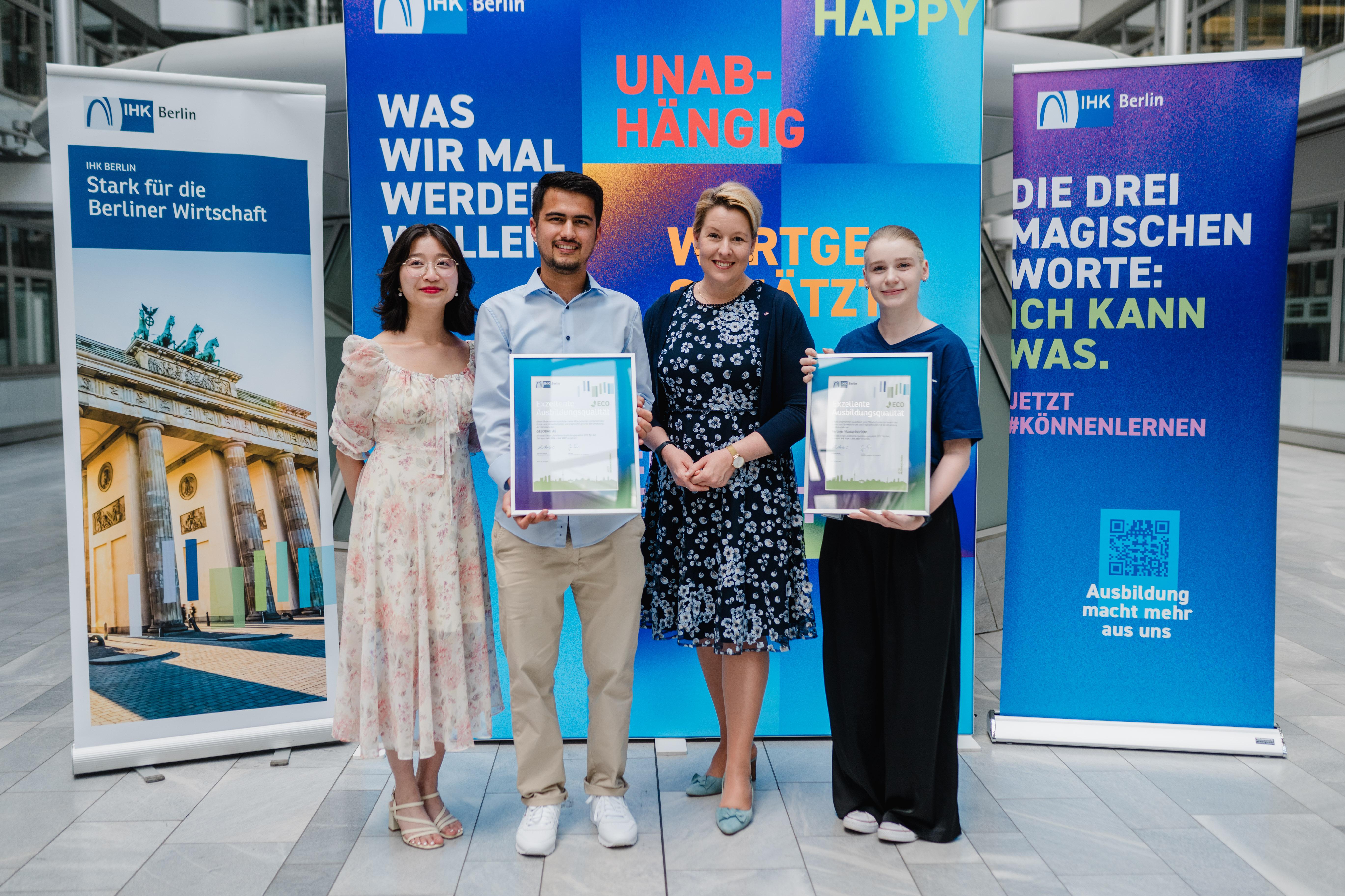 Senatorin Franziska Giffey mit den Auszubildenden der Berliner Wasserbetriebe und GESOBAU AG 