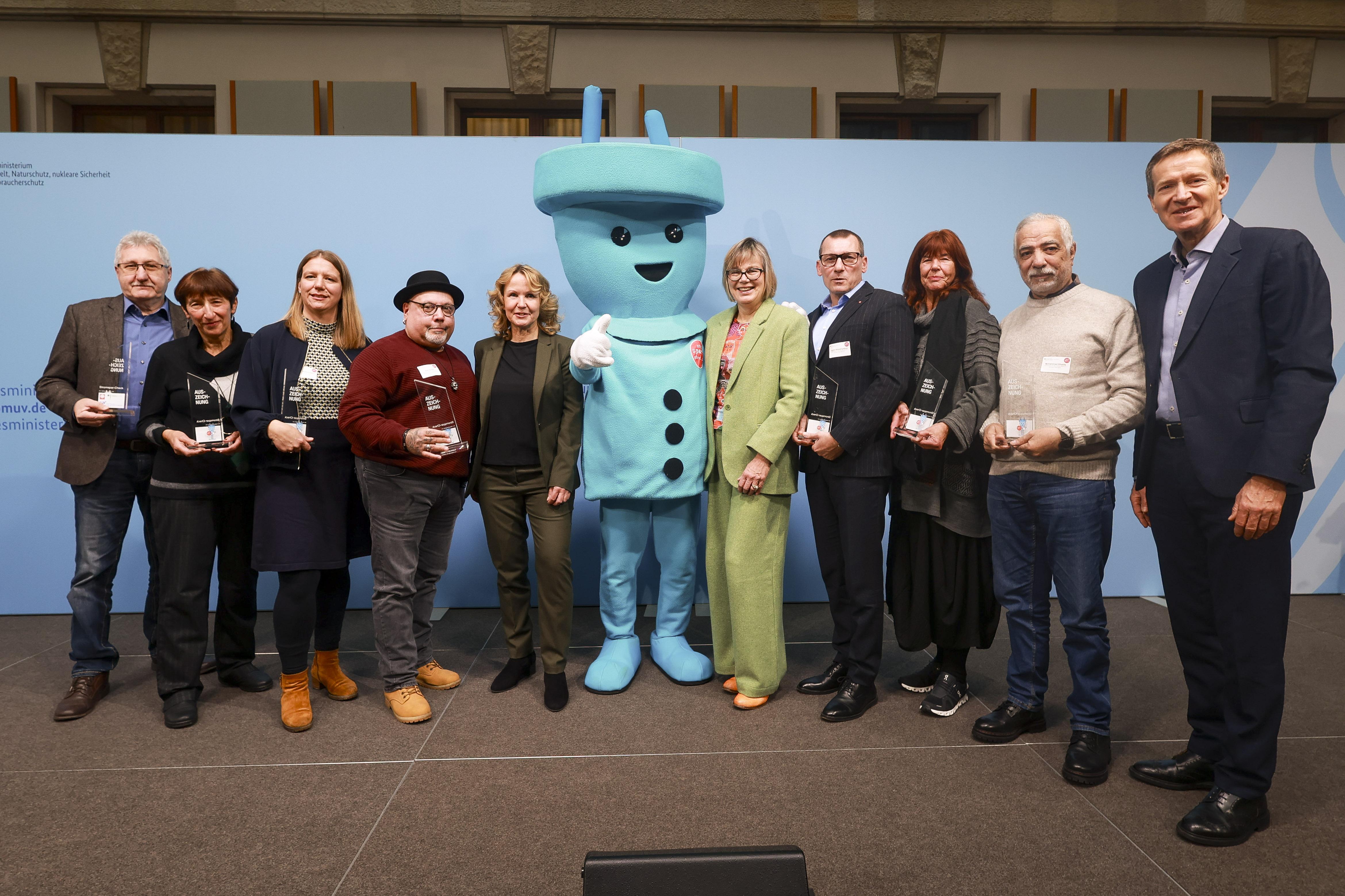 Gruppenfoto der Gewinner:innen mit Ministerin Lemke, Stecki und den Laudatoren