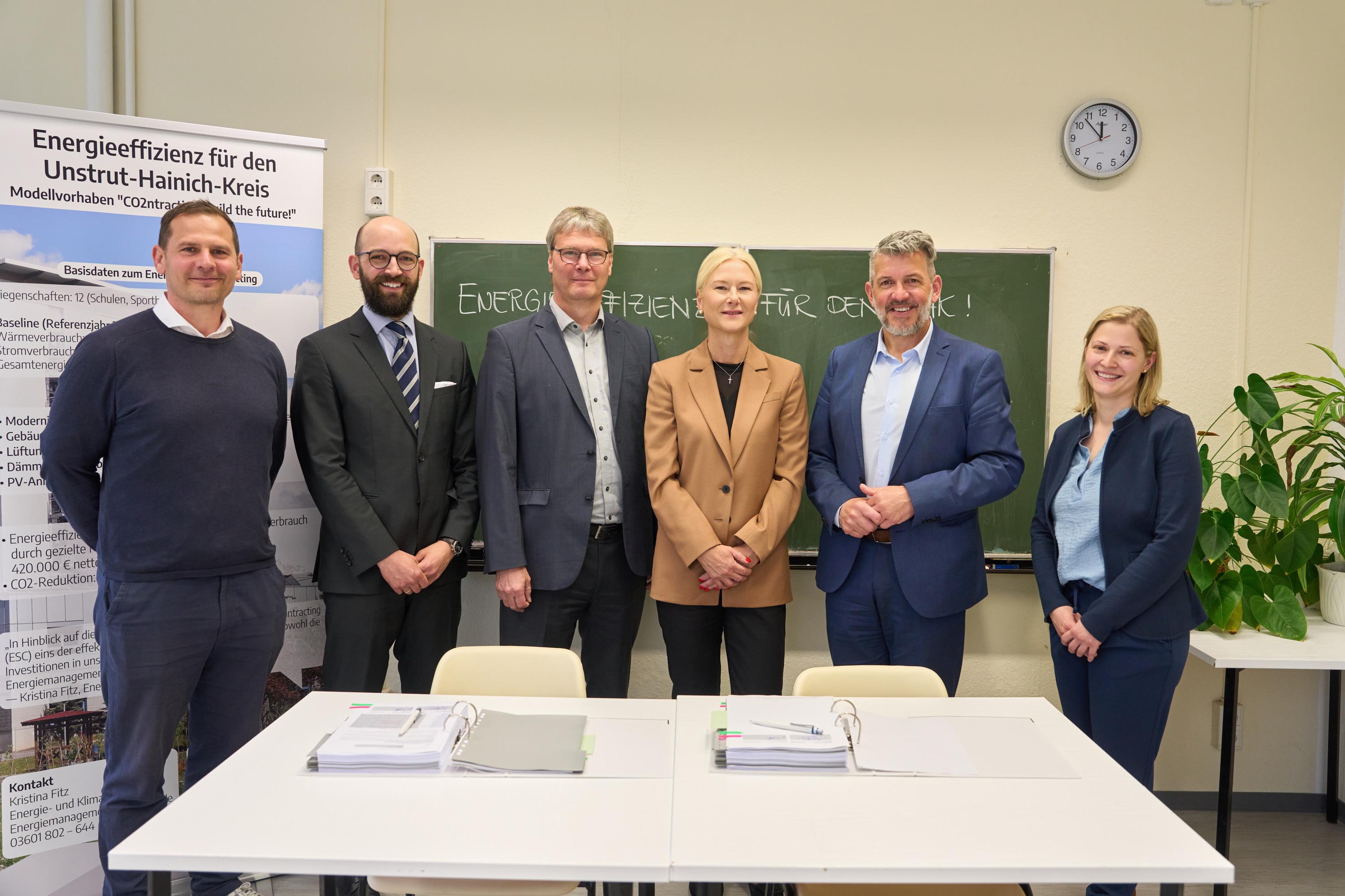 BEA-Geschäftsführerin Anja Bischof (Mitte) bei der Vertragsunterzeichnung