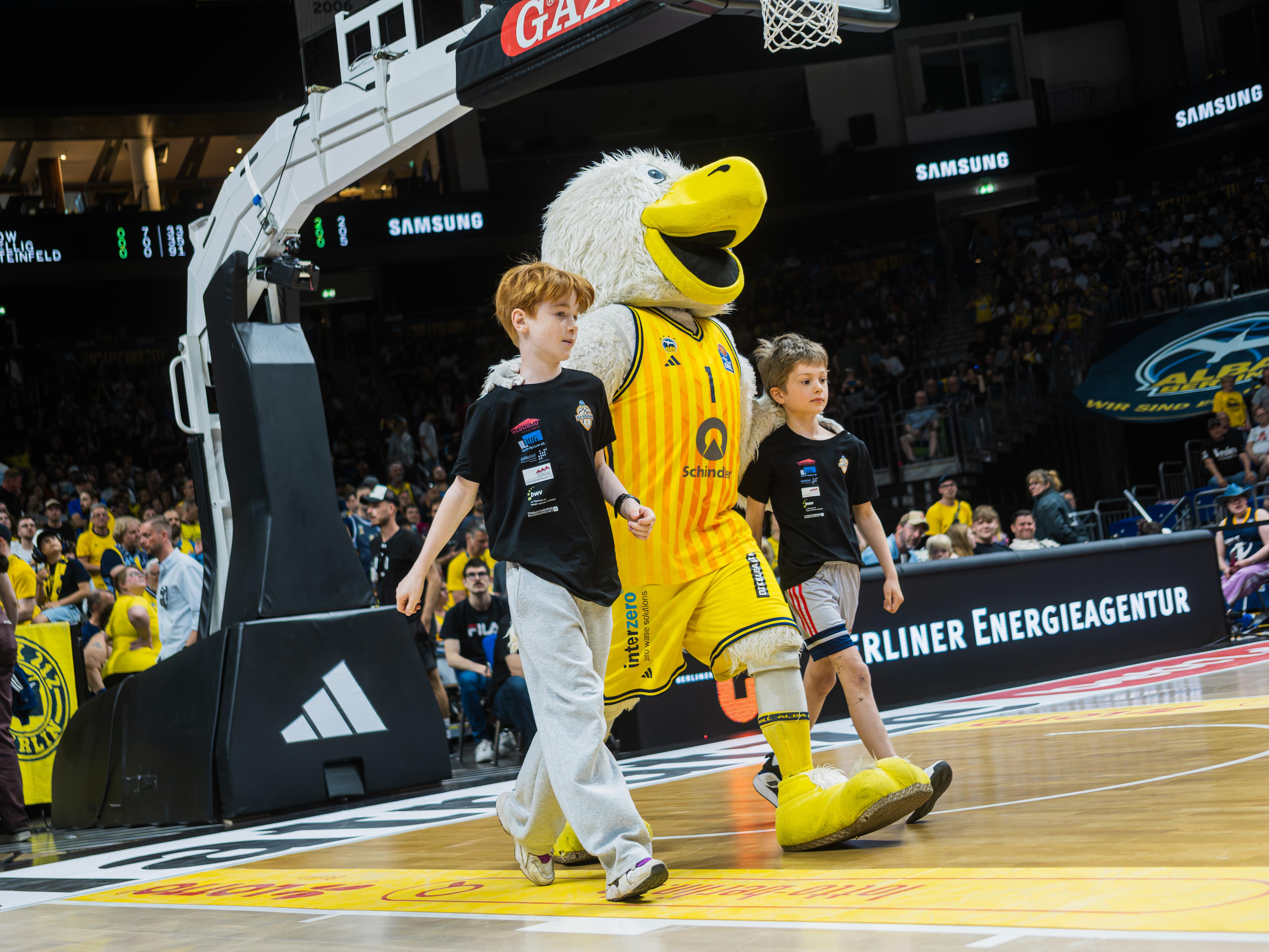 Leo und Fritz betreten mit dem Albatros das Spielfeld von ALBA Berlin. Foto: Tilo Wiedensohler