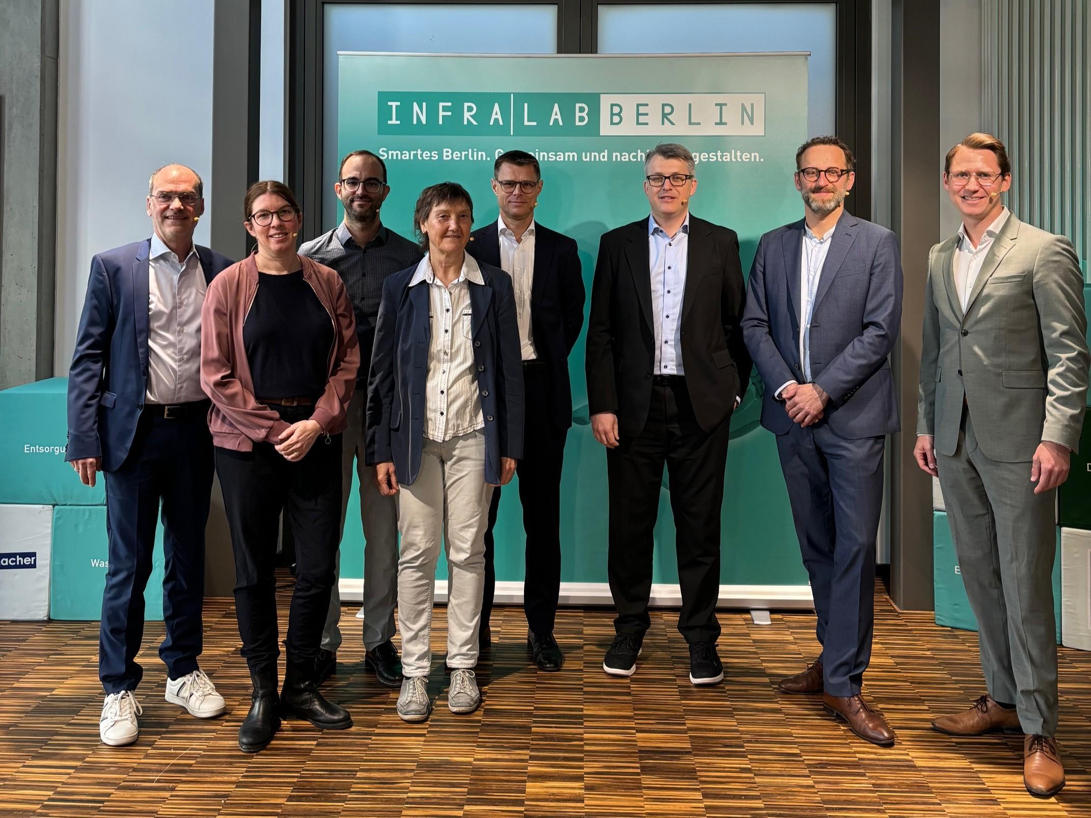 Alejandro Fanegas (3.v.l.), BEA-Teamleiter für ingenieurtechnische Beratungsprojekte, auf der Veranstaltung „Wärmeplanung in die Umsetzung bringen: Strategien und Kooperationen für ein klimaneutrales Berlin“ vom InfraLab Berlin. Foto: InfraLab.