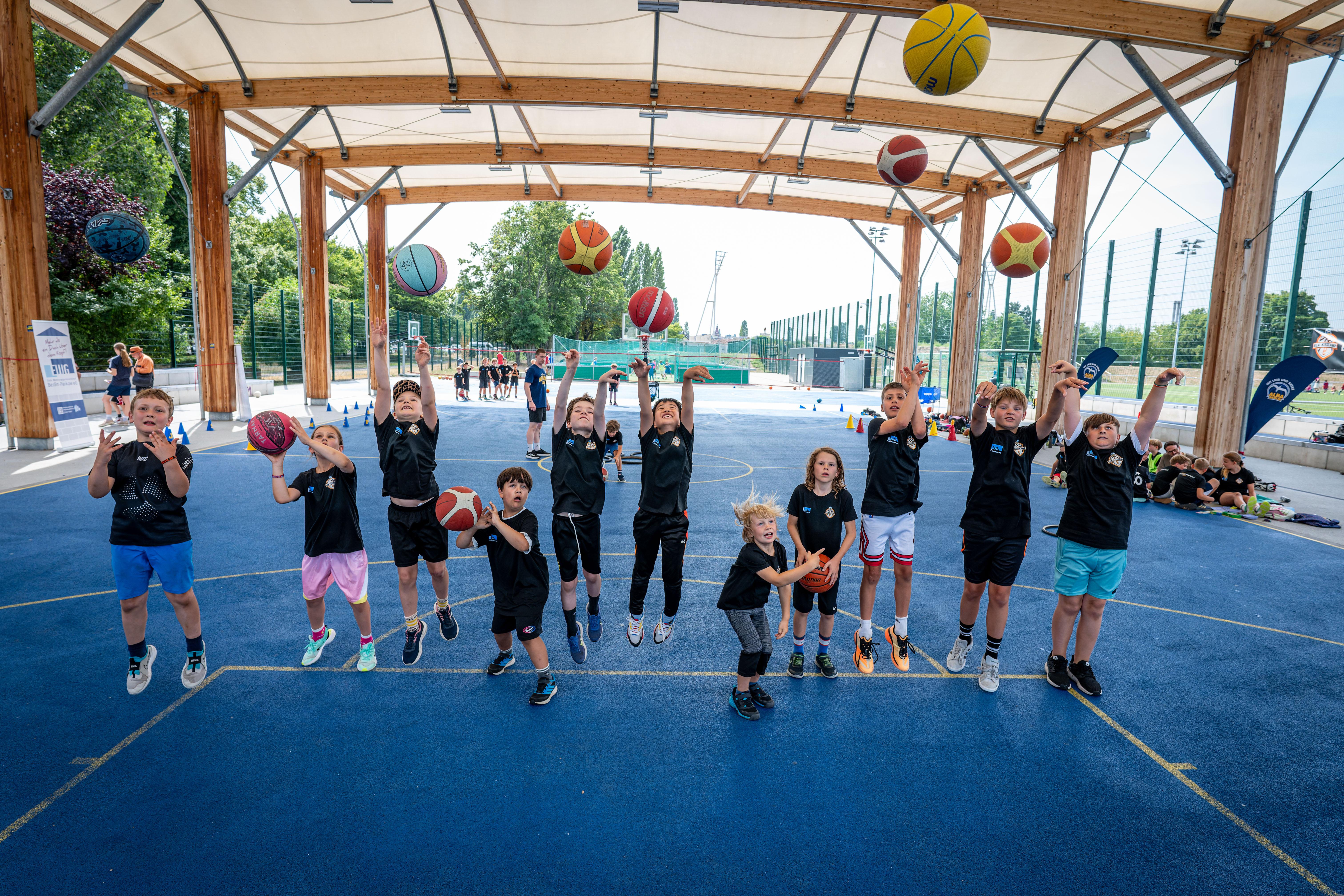 Kinder beim Körbe werfen