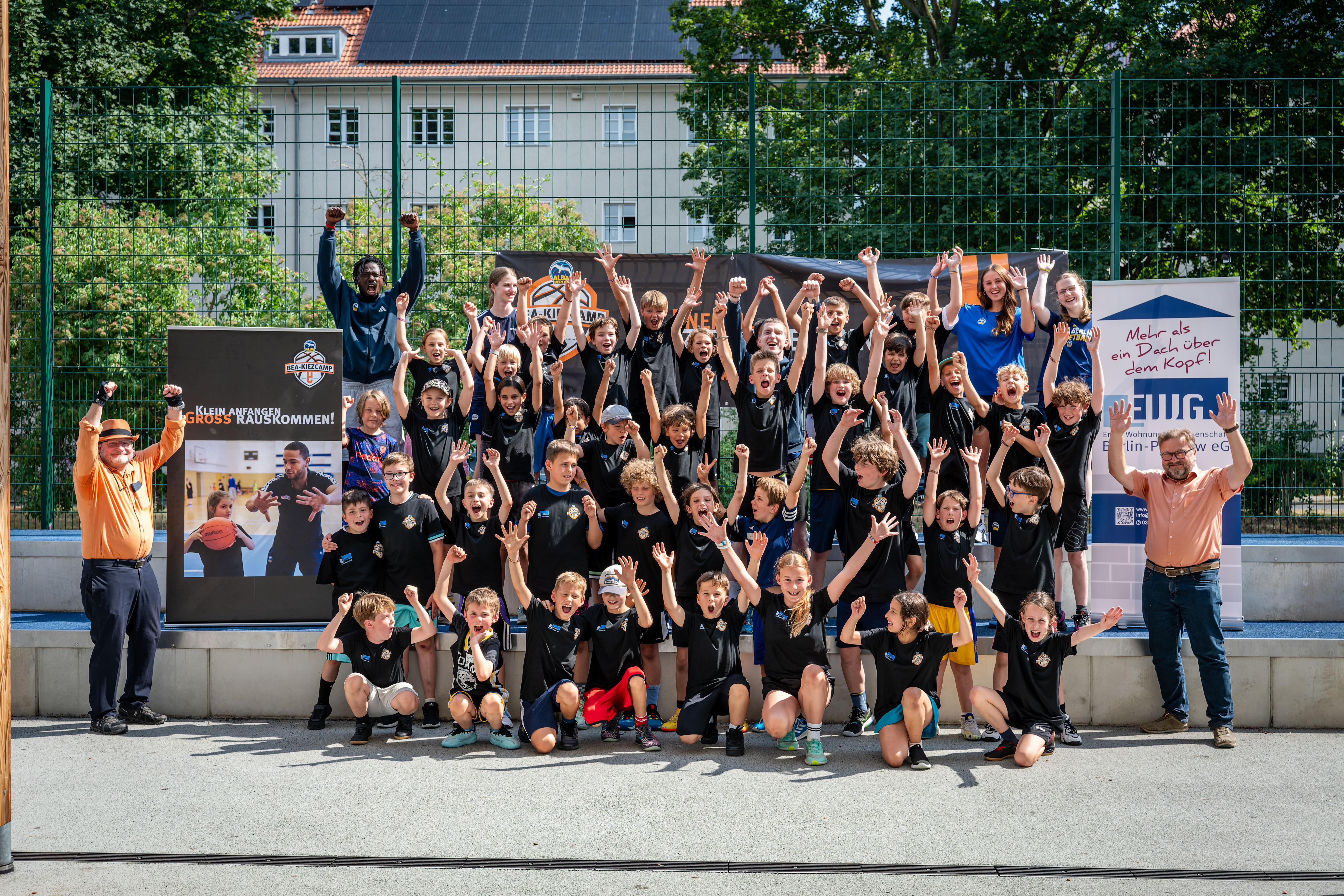 Gruppenfoto alle jubeln